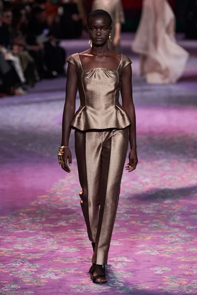 Look 10